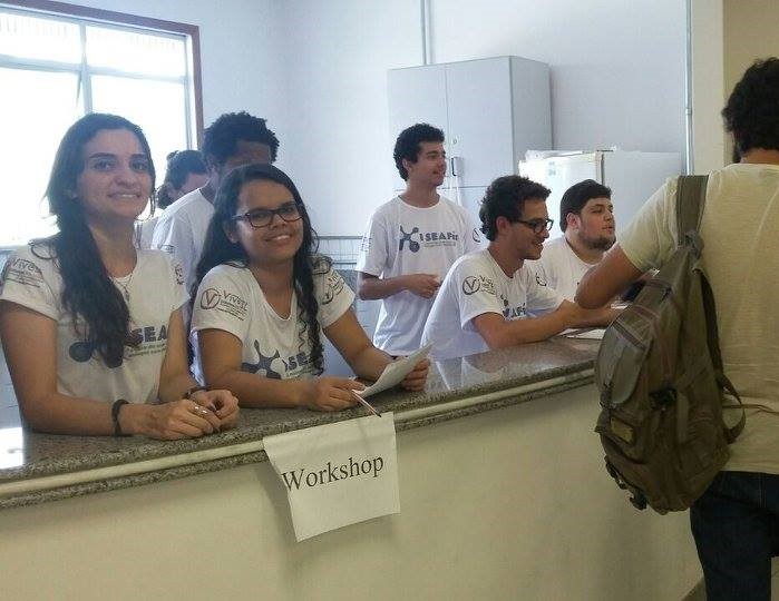Membros do CAFís fazendo a inscrição da primeira Semana Acadêmica